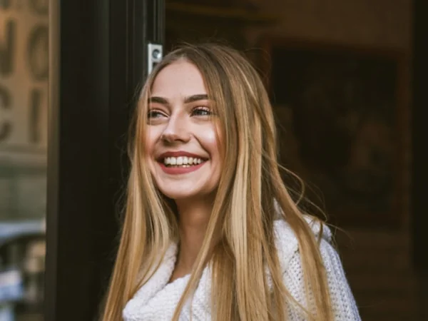 Femme souriante avec un café